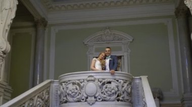 Gelin ve damat sarayda kucaklayan