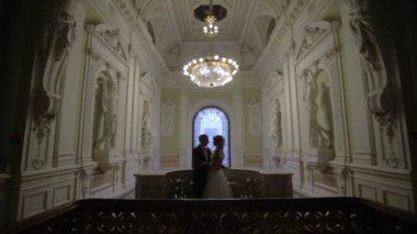 Gelin ve damat sarayda kucaklayan