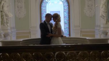 Gelin ve damat sarayda kucaklayan