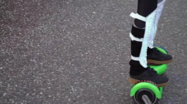Saint-Petersburg, Rusya-7 Ekim 2017: scooter Self Dengeleme insanlar sürmek