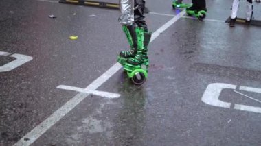 Saint-Petersburg, Rusya-7 Ekim 2017: scooter Self Dengeleme insanlar sürmek