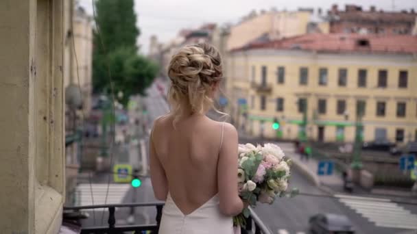 Молода жінка в нижній білизні на балконі — стокове відео