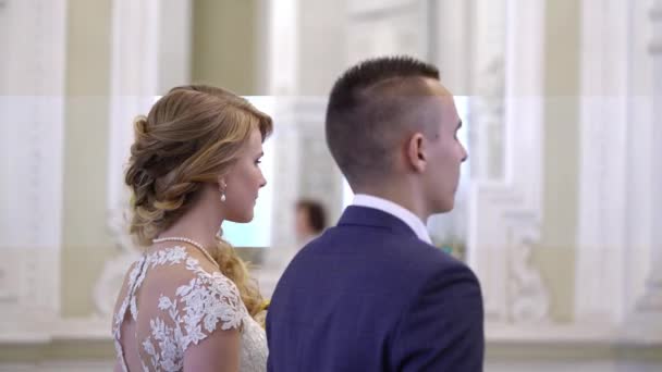 Brud och brudgum vid bröllopsceremonin — Stockvideo