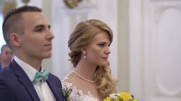 Mireasă și mire la ceremonia de nuntă — Videoclip de stoc