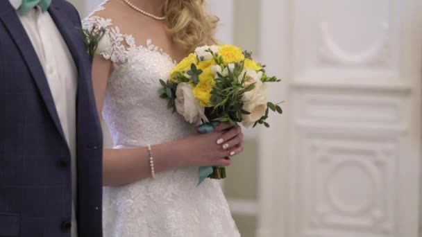 Жених и невеста на свадебной церемонии — стоковое видео