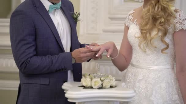 Novia y novio intercambiando anillos de boda — Vídeo de stock