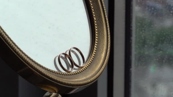 Wedding rings at the mirror — Stock Video