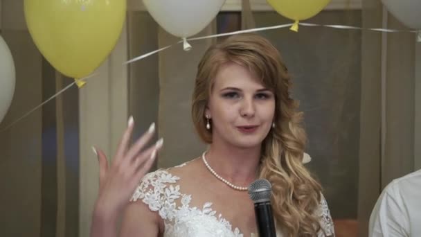Bride and groom speech — Stock Video