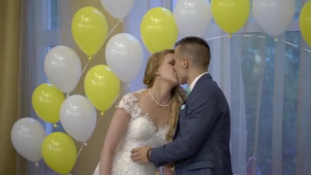Νύφη και γαμπρός φιλάει στο γάμο — Αρχείο Βίντεο