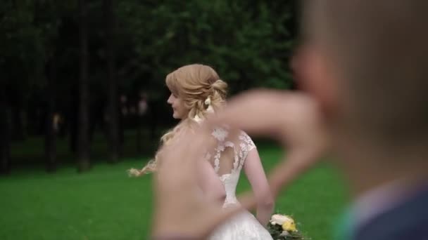 Noiva circulando no parque — Vídeo de Stock