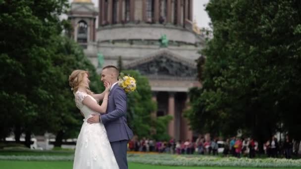 Noiva e noivo no parque — Vídeo de Stock