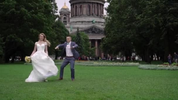 Braut und Bräutigam tanzen im Park — Stockvideo