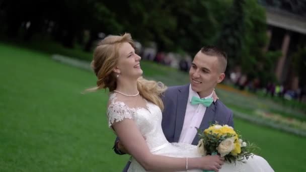 Nevěsta a ženich v parku — Stock video