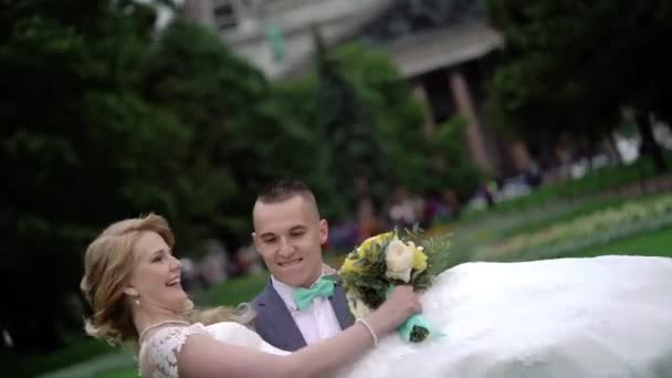 Menyasszony és vőlegény a parkban — Stock videók