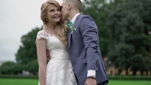 Mariée et marié dans le parc — Video