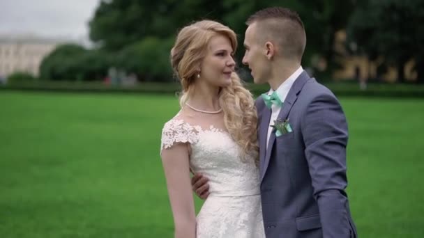 Bruid en bruidegom in het park — Stockvideo