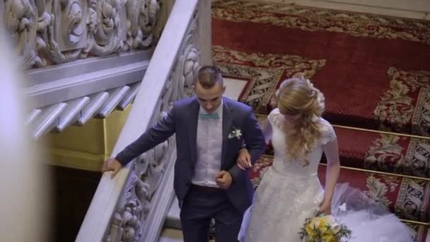 Bruden och brudgummen ner för trapporna — Stockvideo