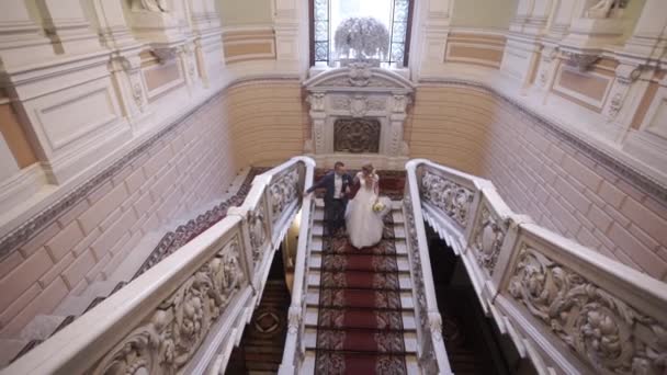 Bride and groom down the stairs — Stock Video