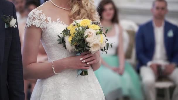 Невеста на свадебной церемонии — стоковое видео