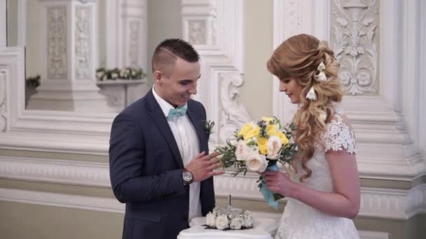 Nevěsta a ženich výměnu snubní prsteny — Stock video