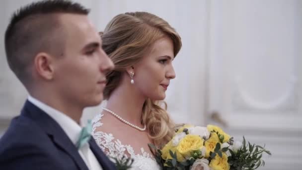 Νύφη και γαμπρός στην τελετή του γάμου — Αρχείο Βίντεο