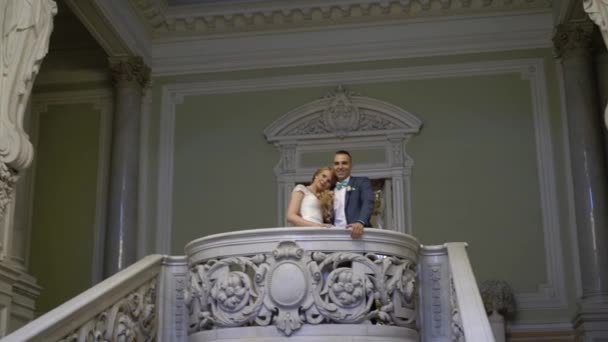 Жених и невеста обнимаются во дворце — стоковое видео