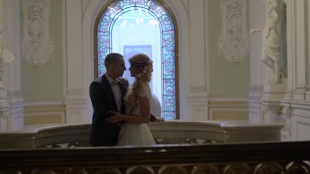 Novia y novio abrazándose en palacio — Vídeo de stock