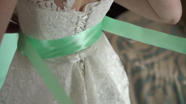 Bride put on turquoise belt — Stock Video