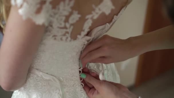 Damigella d'onore aiuta a indossare abito da sposa — Video Stock