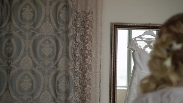 Mariée prend robe de mariée — Video