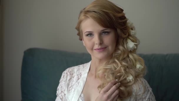Braut berührt Haare und Lächeln — Stockvideo