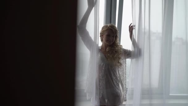 Vrouw in lingerie in de buurt van venster — Stockvideo