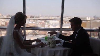 Gelin Damat restoranda içinde