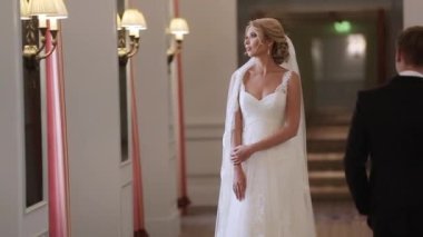 Damat gelini sarayında gelir