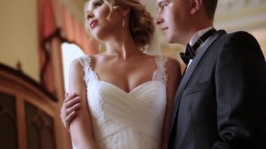Gelin ve damat sarayda kucaklayan