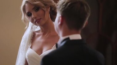 Gelin ve damat sarayda kucaklayan