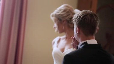 Damat gelin el sarayda öpüşme.
