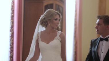 Gelin ve damat sarayda yürüyüş