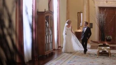 Gelin ve damat sarayda yürüyüş