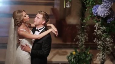 Gelin ve damat sarayda kucaklayan