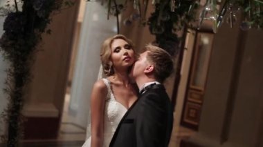 Gelin ve damat sarayda kucaklayan
