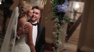 Gelin ve damat sarayda kucaklayan