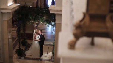 Gelin ve damat sarayda kucaklayan