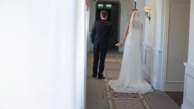 Gelin ve damat otelin geri gider