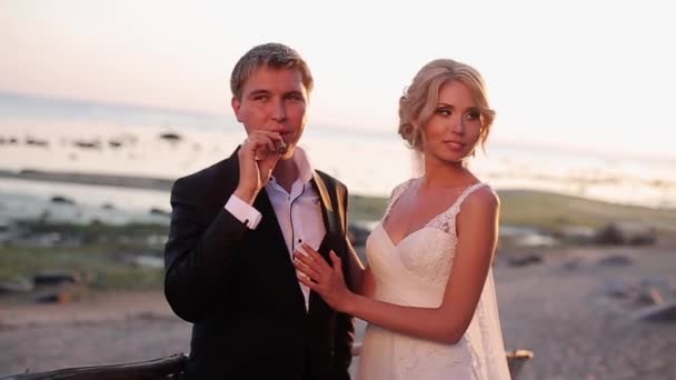Sposa e sposo in spiaggia — Video Stock