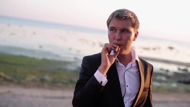 Homem fumando na praia — Vídeo de Stock