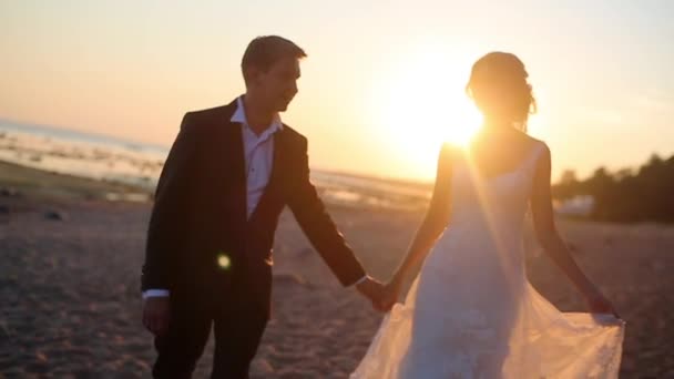 Novia y novio en la playa — Vídeos de Stock