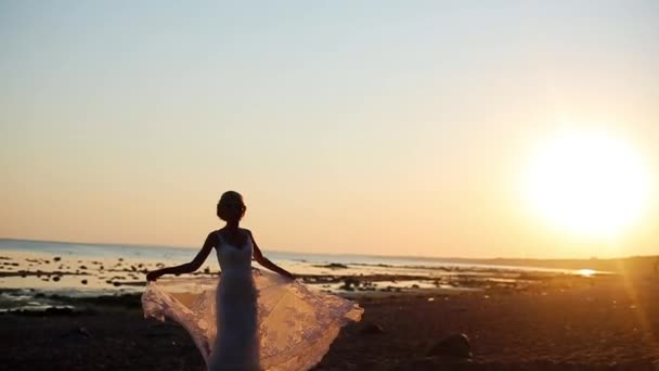 Braut geht bei Sonnenuntergang — Stockvideo