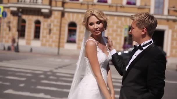 Casamento casal em uma cidade — Vídeo de Stock