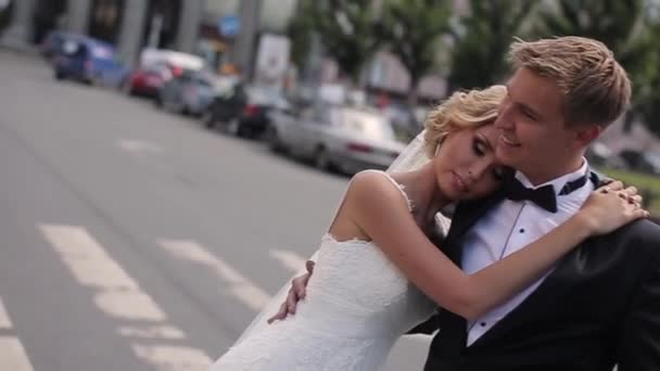 Pareja de bodas en una ciudad — Vídeo de stock